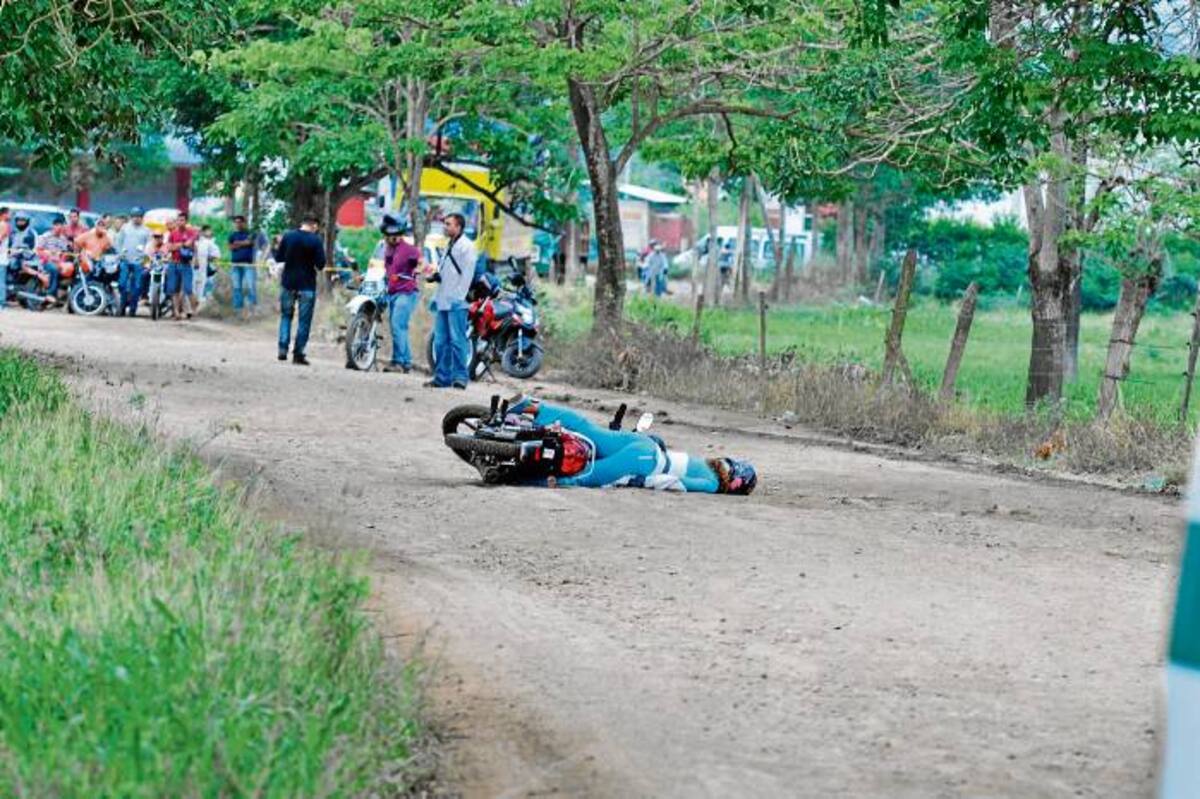 El cuerpo de la mujer mototaxista quedó tendido a un lado de la motocicleta que conducía.