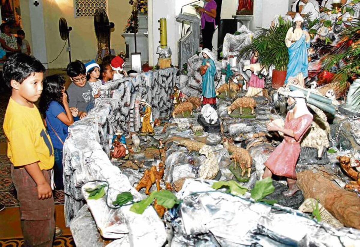 Cada año los niños y adultos de Manga se integran en torno de la Novena Navideña. Esta imagen corresponde a la celebración del año pasado. ARCHIVO
