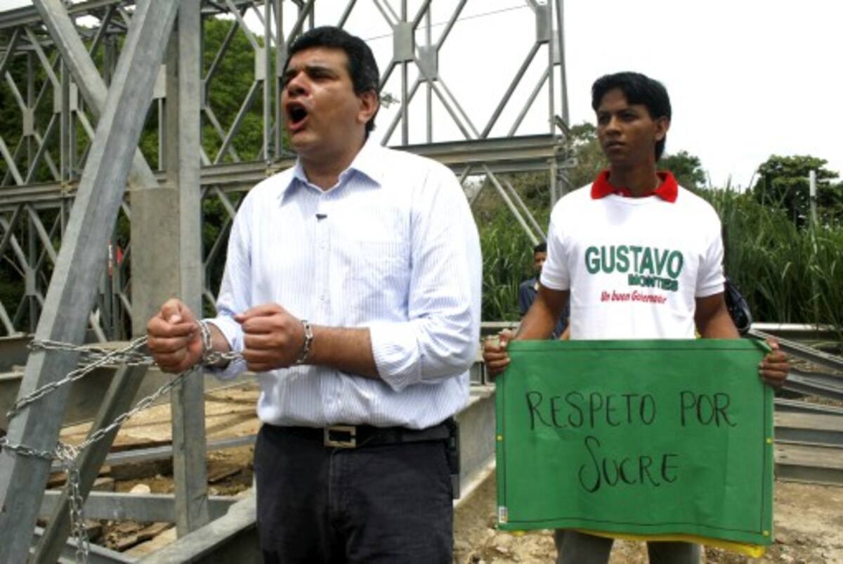 El aspirante a la Gobernación de Sucre, Gustavo Montes Fernández, se encadenó a la estructura metálica en la mañana de ayer.