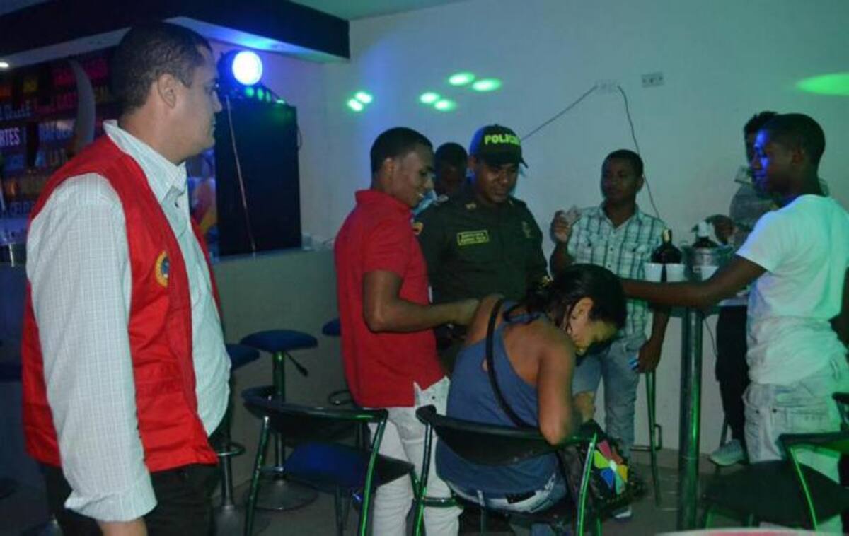 El operativo se realizó en la noche del viernes y durante el mismo, el personal de la Policía de Infancia solicitó a las personas presentes los documentos de identificación. CORTESÍA