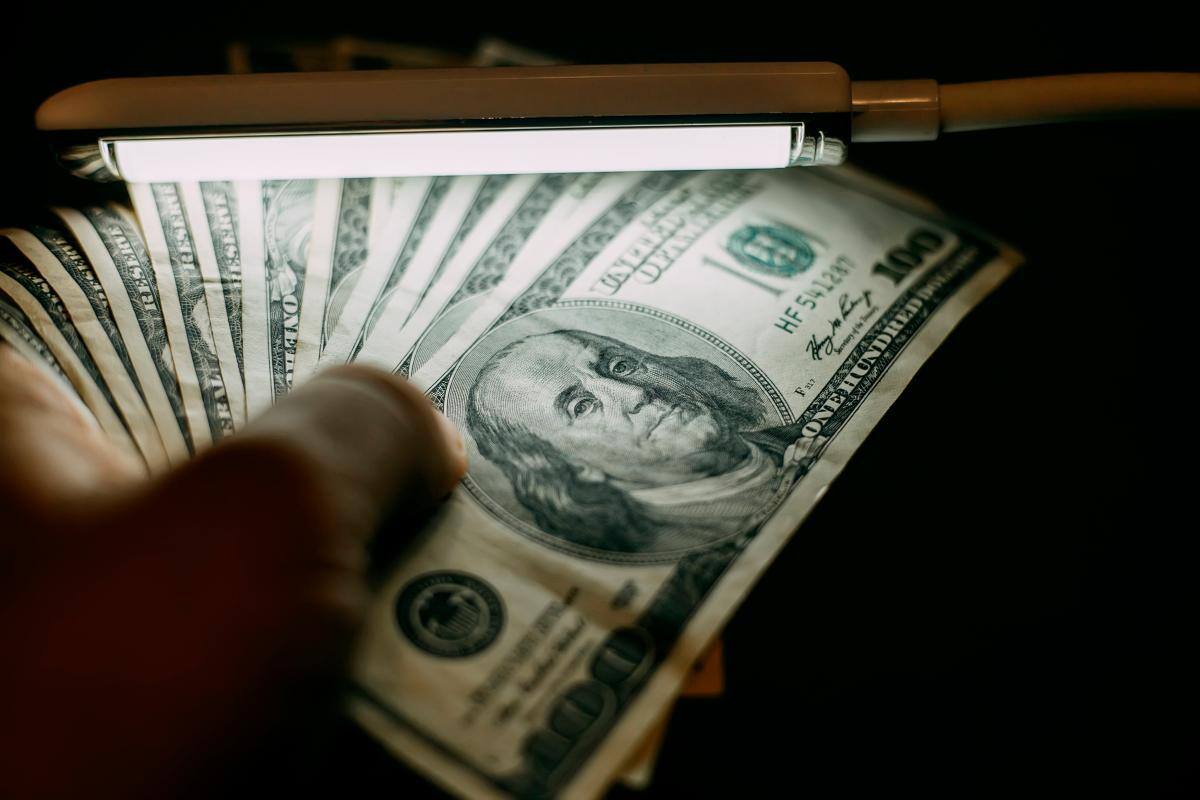 Precio del dólar: jornada del lunes cierra encima de la línea de $4.100