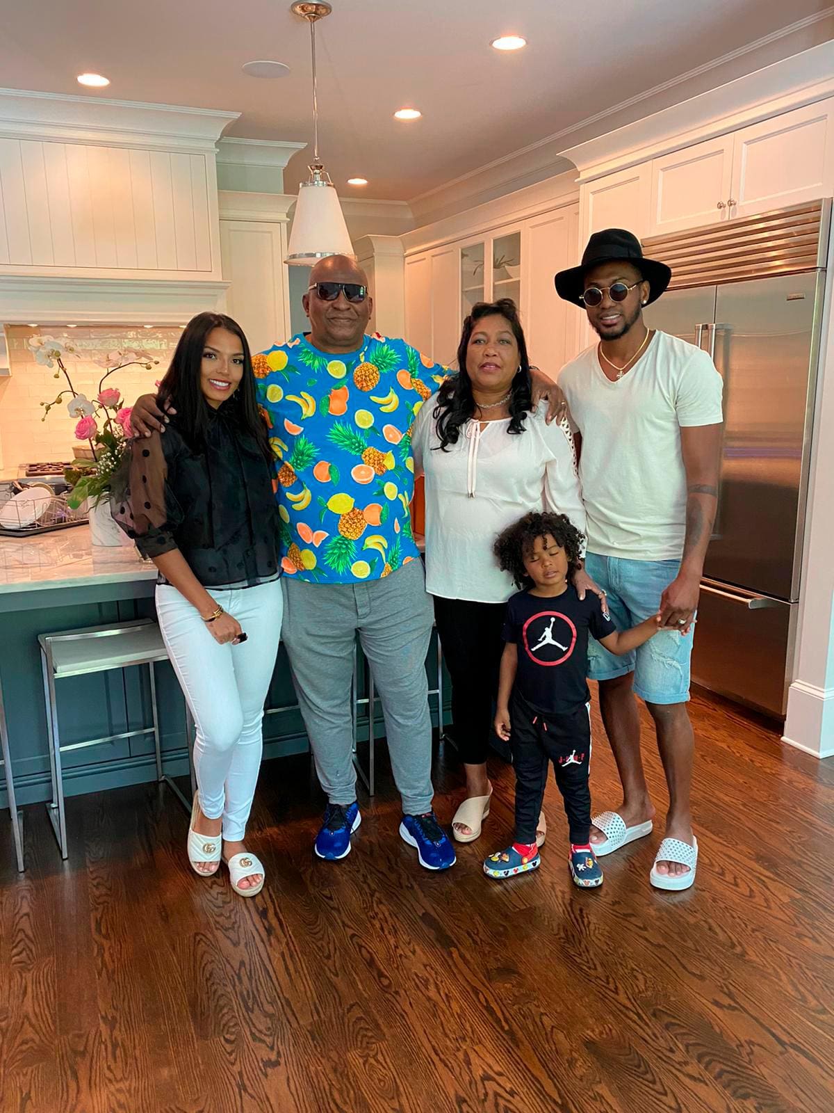 El grandes ligas Julio Teherán ayer junto a su familia, su motivación de todos los días: aparecen con él, Yoselin Rincón (esposa ), Julio Teherán (padre), Marlin Pinto (mamá) y Jordan (hijo).