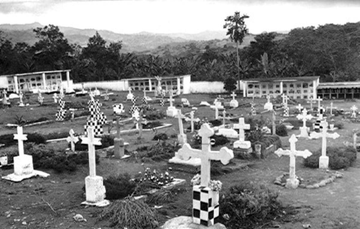 La mayoría de las víctimas de la cruel masacre que estremeció al municipio de Trujillo y a todo el país reposan en el cementerio local . los habitantes poco desean hablar de lo sucedido pero aguardan justicia.