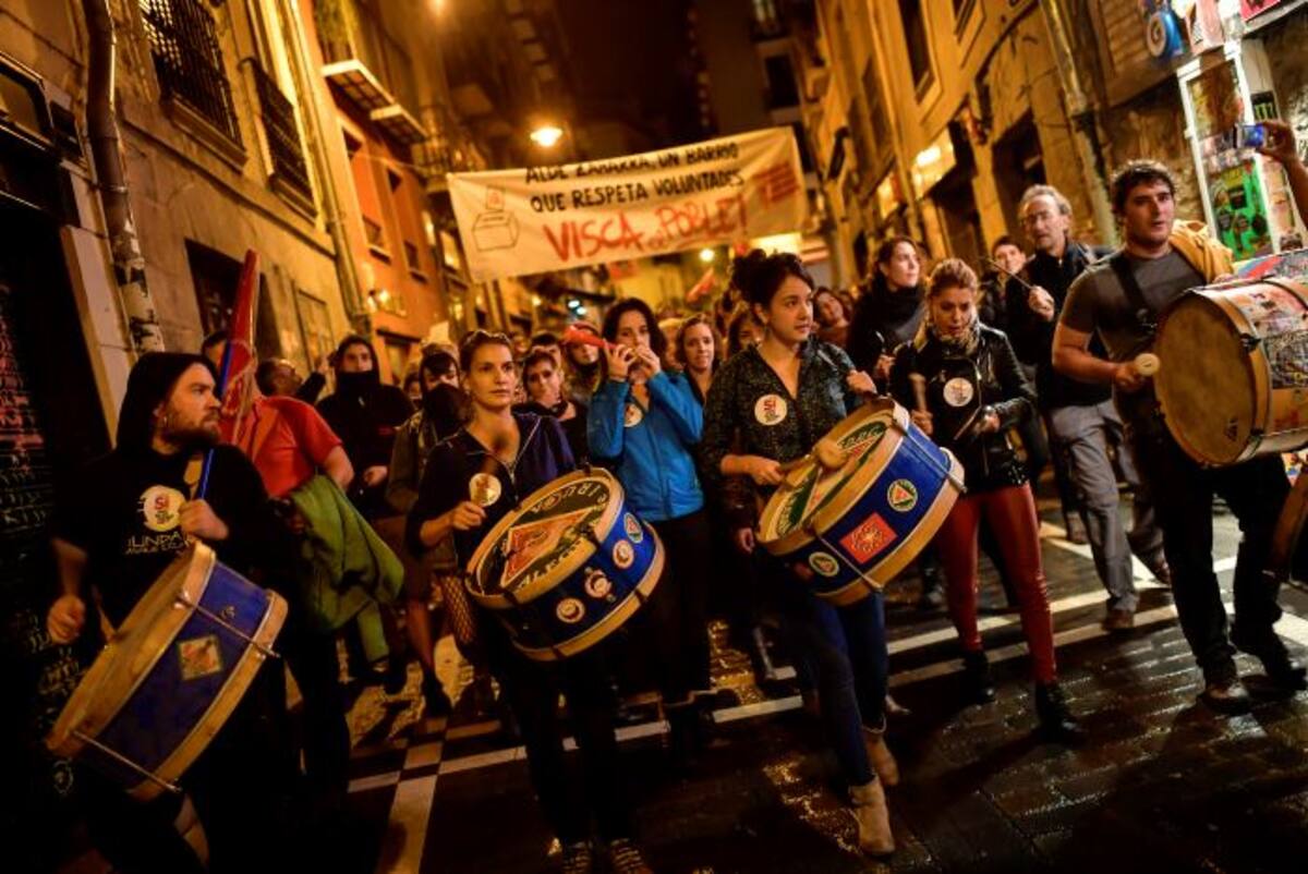 Pro partidarios de la independencia tocan su batería con una pancarta de lectura, '' Larga vida de la clase trabajadora '', mientras caminan por la ciudad vieja en apoyo del referéndum de la secesión de Cataluña, en Pamplona, al norte de España. AP Alvaro Barrientos