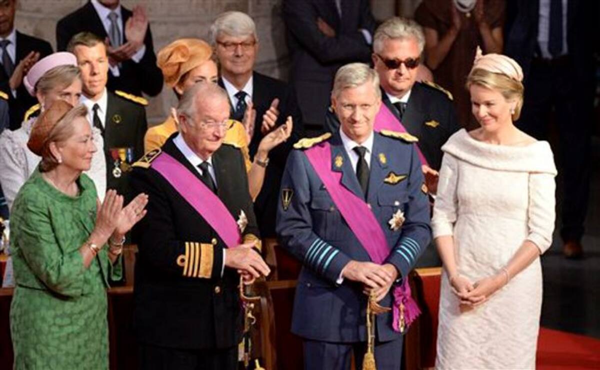 Los miembros de la familia real berlg, en orden: La reina Paola, el rey Alberto II, el príncipe Felipe y su esposa, la princesa Matilde. AP