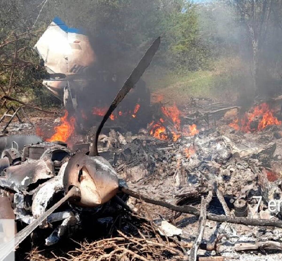 Restos de la aeronave aún ardiendo en el sitio del siniestro. // Cortesía Bomberos de Valledupar.