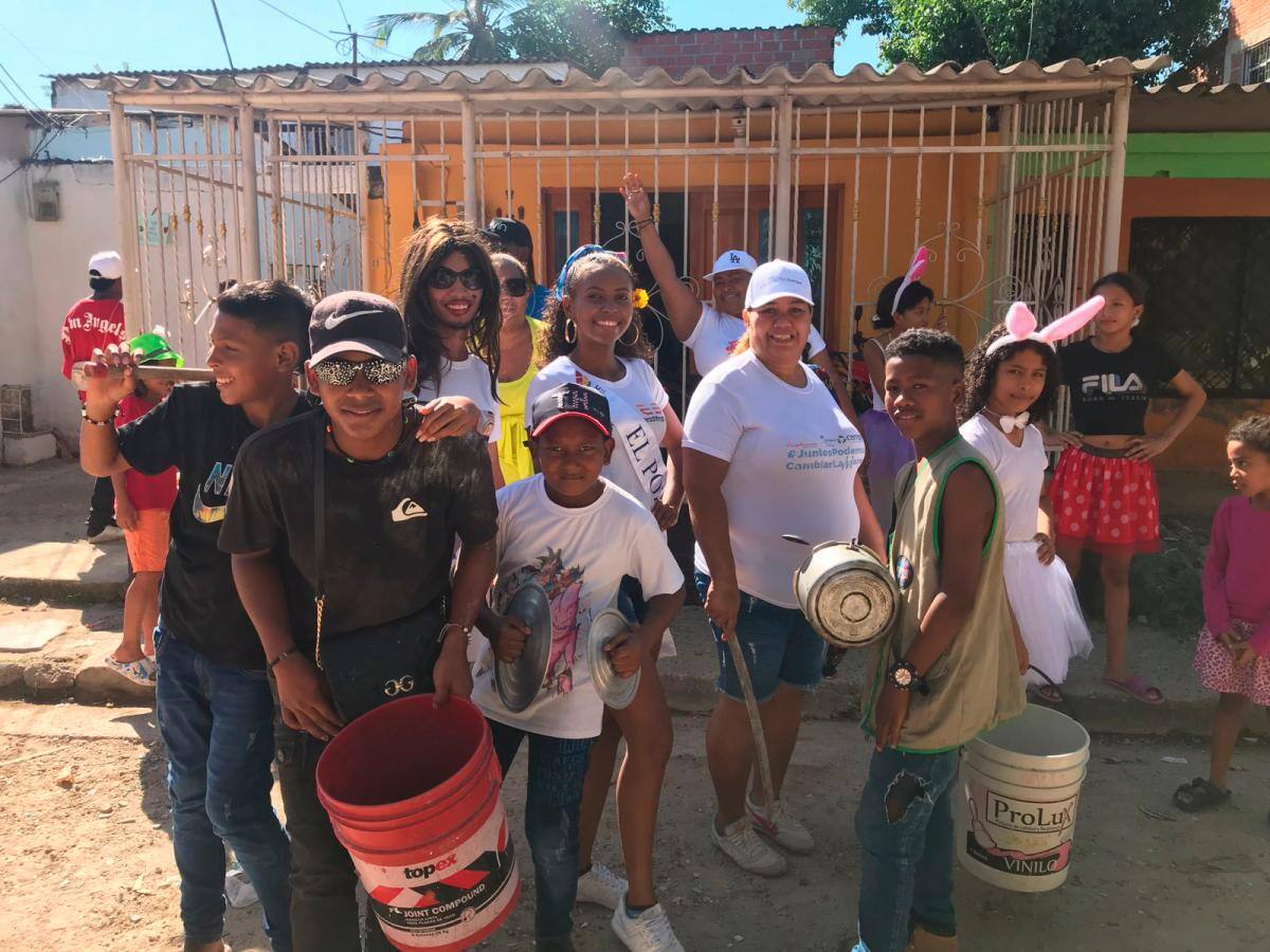 La comunidad de El Pozón salió a pedir ‘Tintitlilillo’ con su candidata al Reinado de Independencia, María José Paternina Zúñiga. // Foto: cortesía.