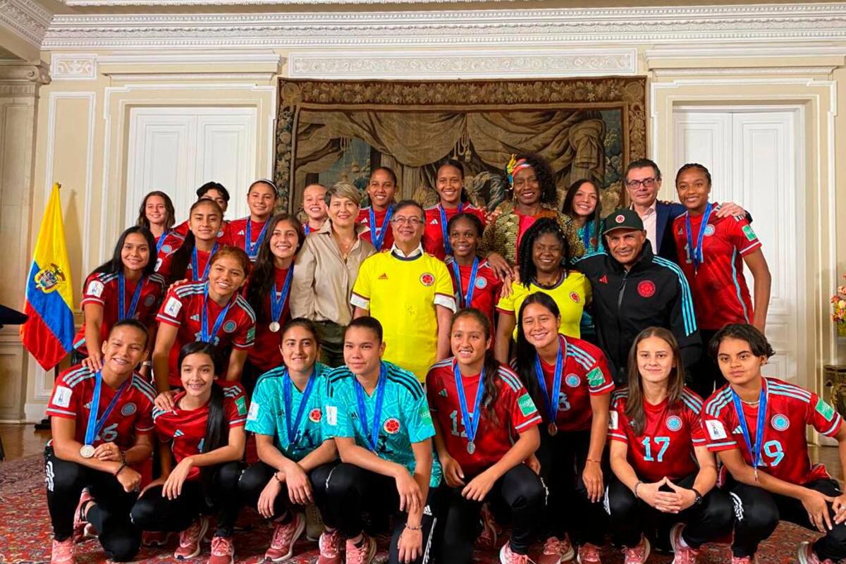 “Las chicas han sacado más títulos que los muchachos, son subcampeonas”: Petro