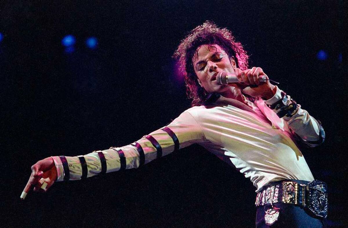 En el extranjero el álbum ha vendido 100 millones de copias desde su aparición en 1982. Incluye algunos de los mayores éxitos de Jackson, como "Beat It", ''Billie Jean", ''Wanna Be Startin' Somethin". AP