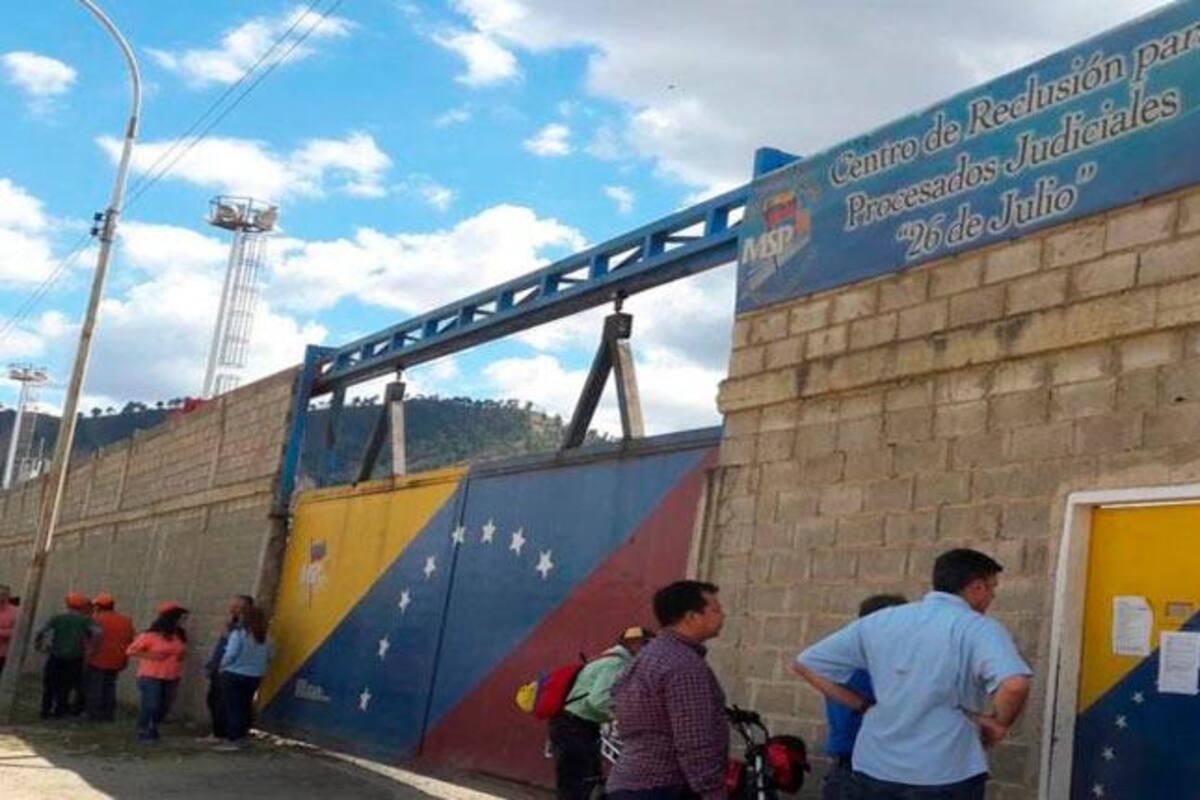 Hallan numerosas armas en cárcel venezolana tras una intervención
