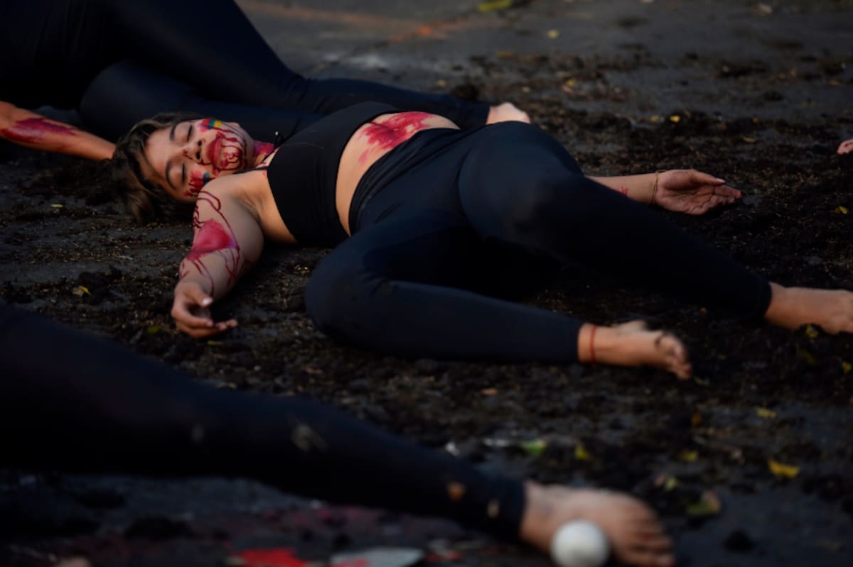 Una mujer participa hoy en el performance “¿Quién los Mató?”.