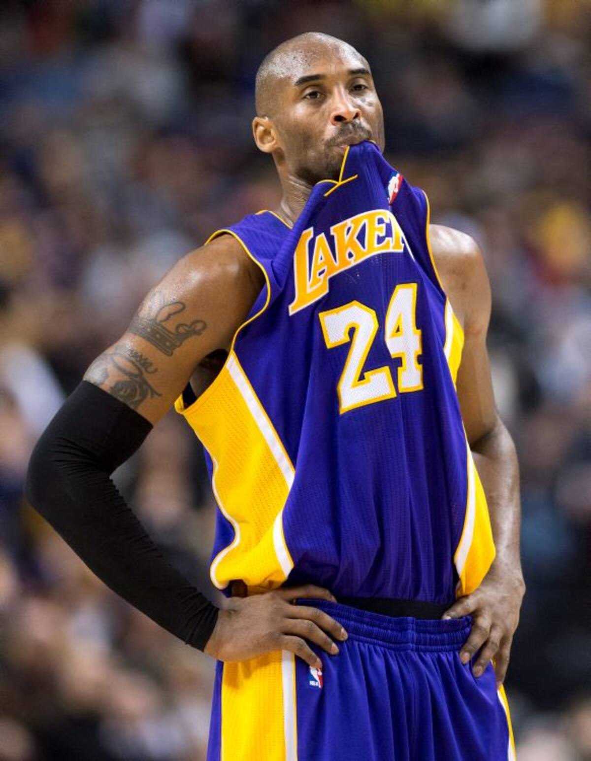 Un desgastado Kobe Bryant no pudo evitar una nueva caída de los Lakers en condición de visitantes. AP Nathan Denette