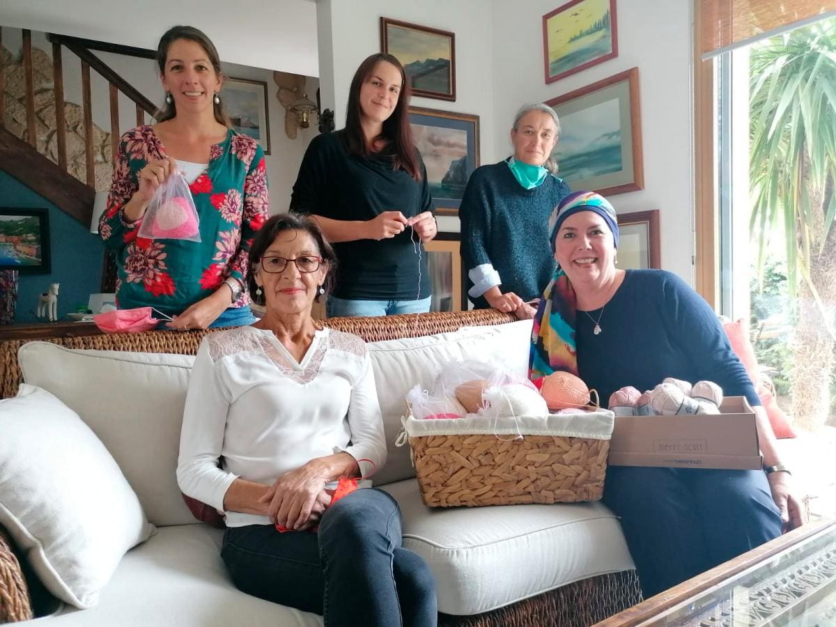 Grupo de Knitted Knockers de Francia. De pie, de izquierda a derecha: Patricia Alassia, Laura Boutros y Claire Mattioni; sentadas: Vivianne Barbieri y Ludmila Cavallo.