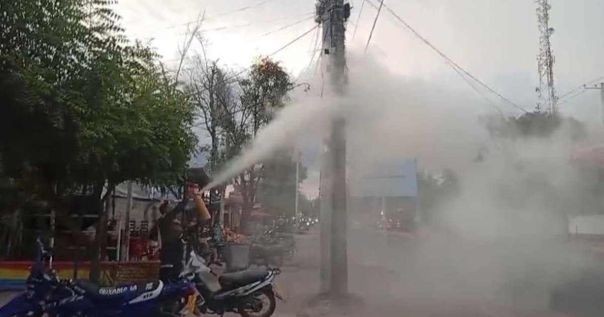 Incendio de poste de luz en Magangué causó pánico y policías lo controlaron