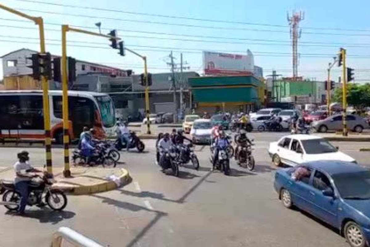 ¿Por qué sigue fuera de servicio el semáforo de la rotonda de Bazurto?