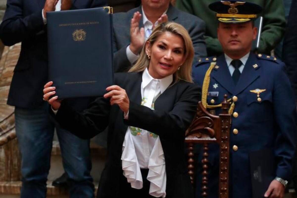 Presidenta interina de Bolivia promulga ley para unas nuevas elecciones