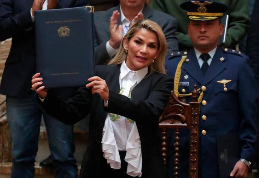 Presidenta interina de Bolivia promulga ley para unas nuevas elecciones