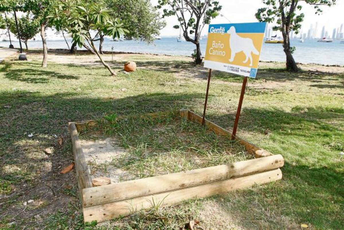 Baño canino, en el Paseo Peatonal de Manga. Es un cuadrado lleno de arena de mar, al cual se le echa cal para mitigar los olores de la orina y el excremento mientras se disecan. JULIO CASTAÑO-EL UNIVERSAL