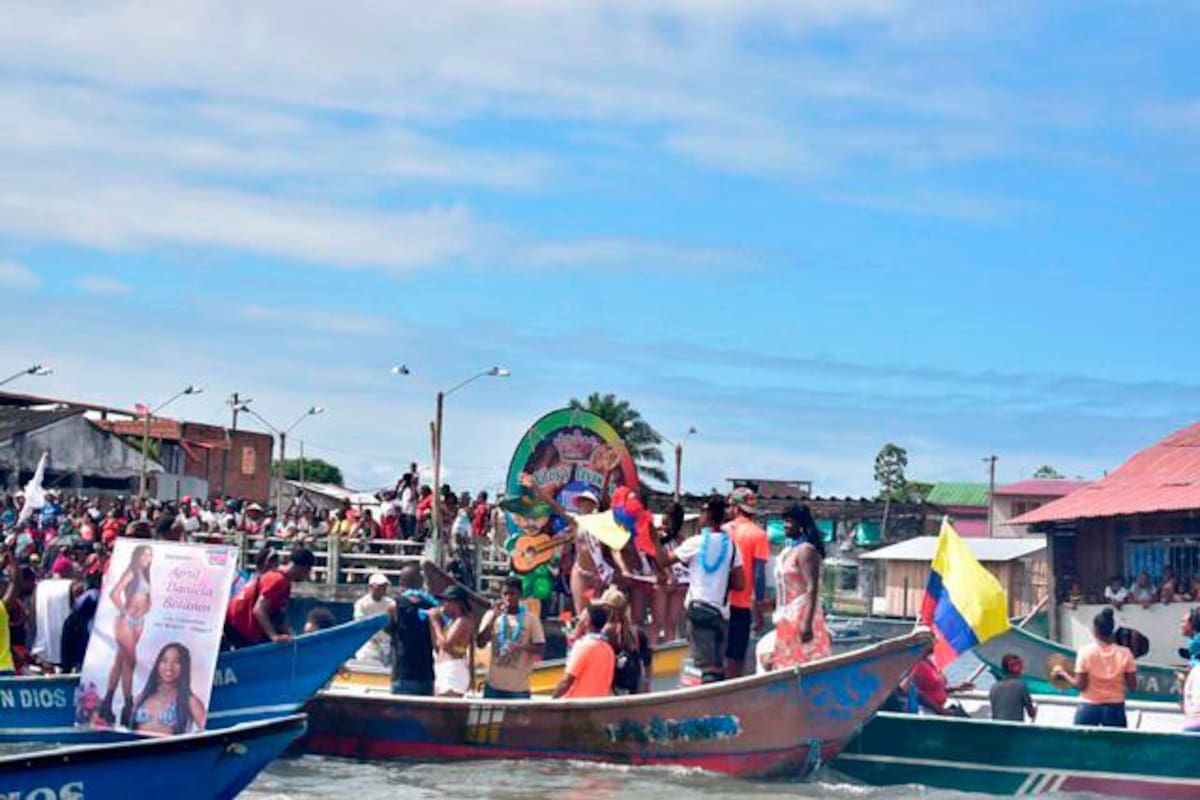 Armada rescató a 16 personas que naufragaron en desfile en la bahía de Tumaco