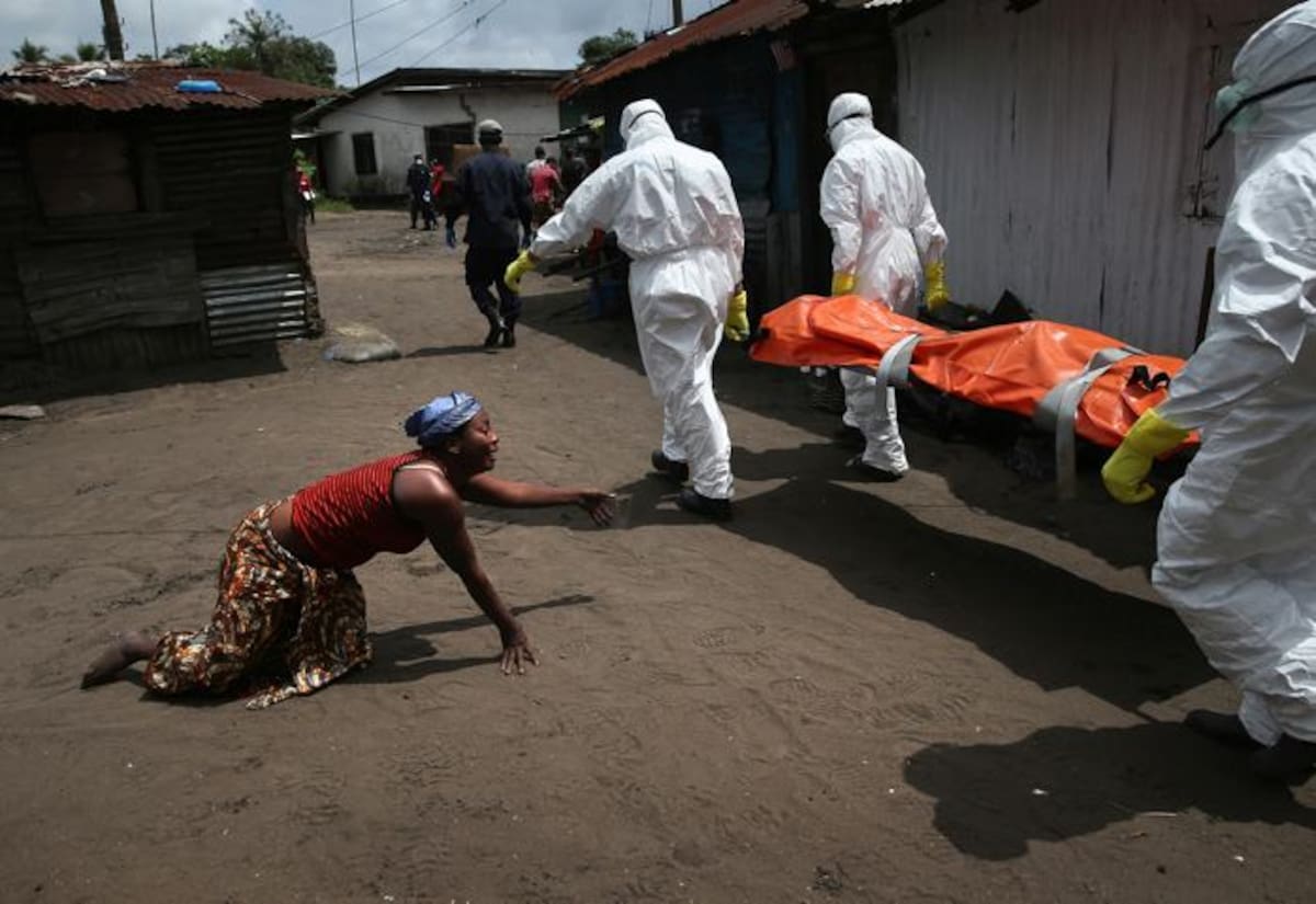 Fotografías de "Ebola Crisis Overwhelms Liberian Capital", serie ganadora de los premios Sony World Photography Awards 2015. John Moore/Sony World Photography Awards 2015