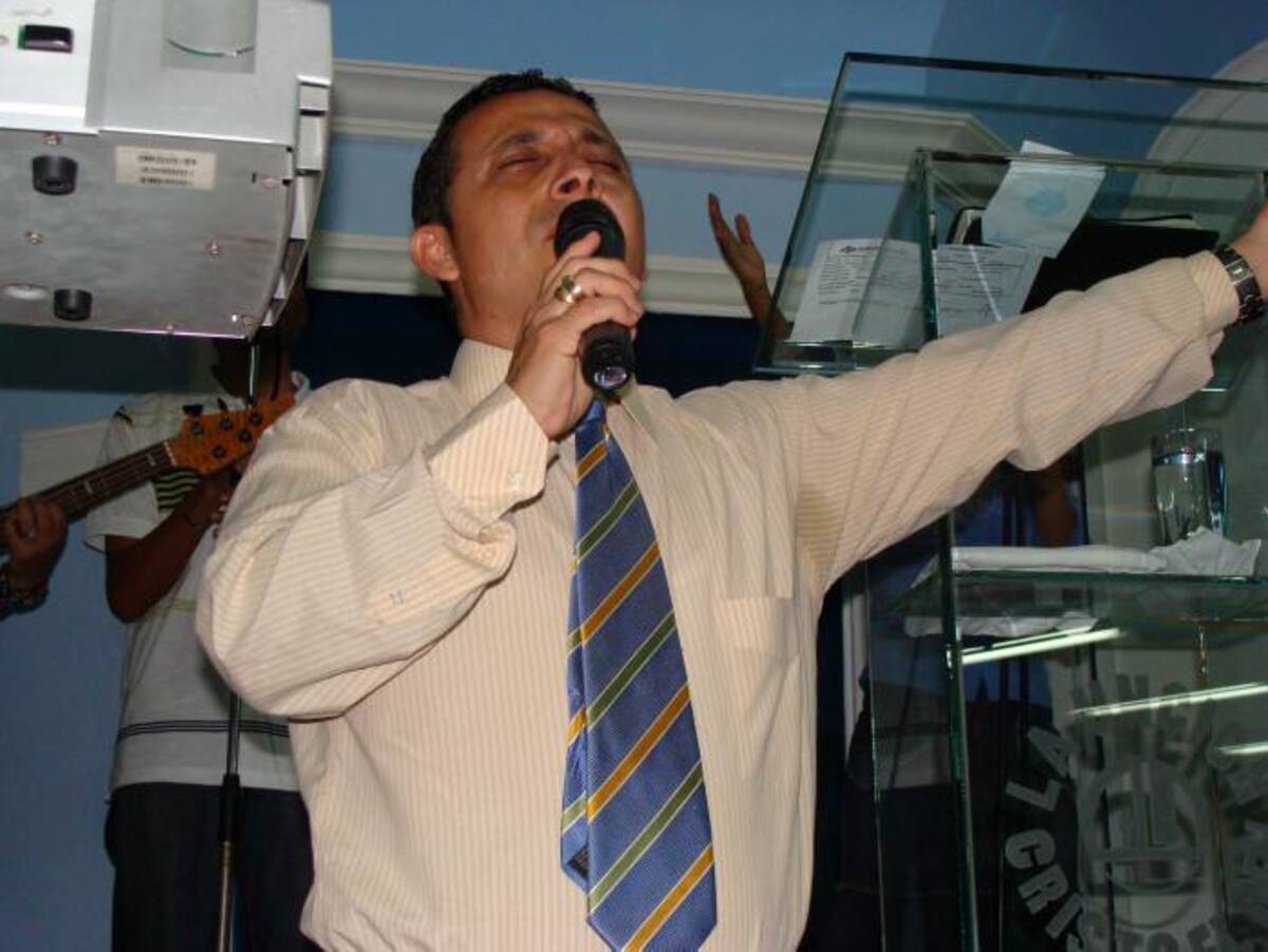 Esteban Acosta Amel, durante un culto cristiano en la iglesia La unción. CORTESÍA