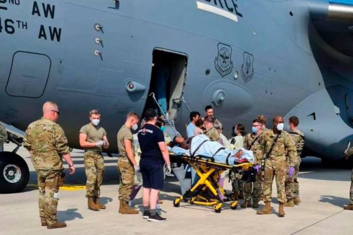 Una mujer afgana da a luz a bordo de un avión de evacuación de EE. UU.