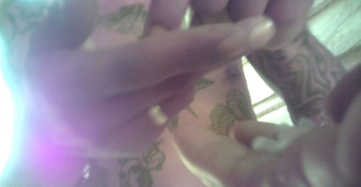 En uno de los videos un sujeto tatuado le vende droga al agente. Cortesía