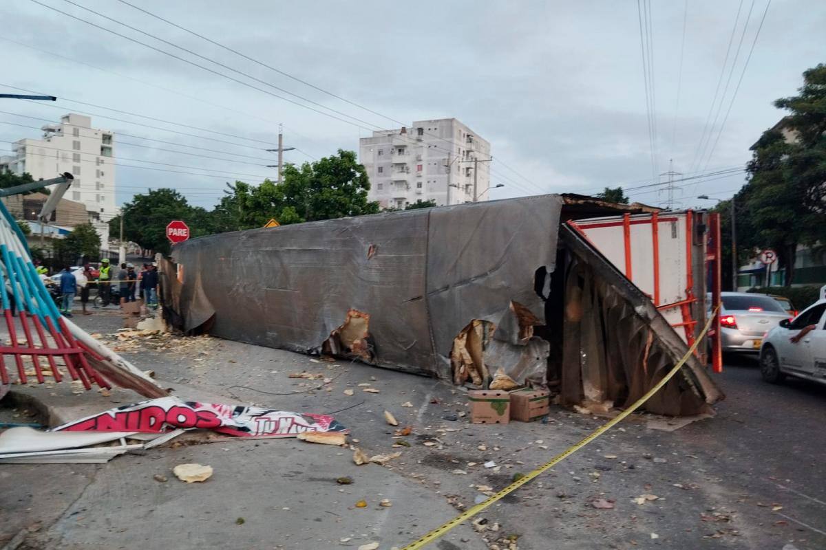 Accidente en la Crisanto Luque: conductor de “mula” quedó atrapado 30 minutos