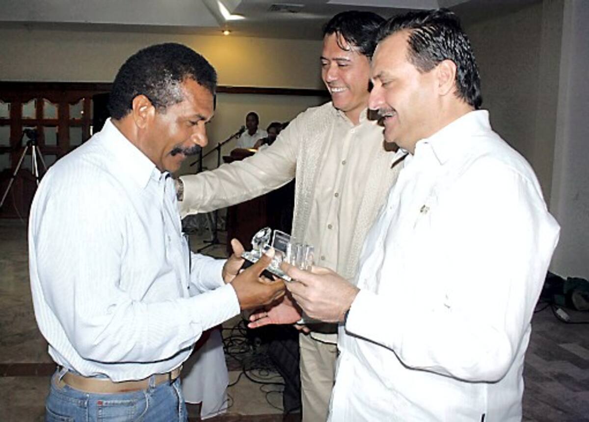 FOTO/ MANUEL SANTIAGO PÉREZ. Sergio Antonio Berrío ganó el premio de la categoría Consagración a una Vida Periodística, galardón que le entregó el Alcalde Jesús Paternina Samur.