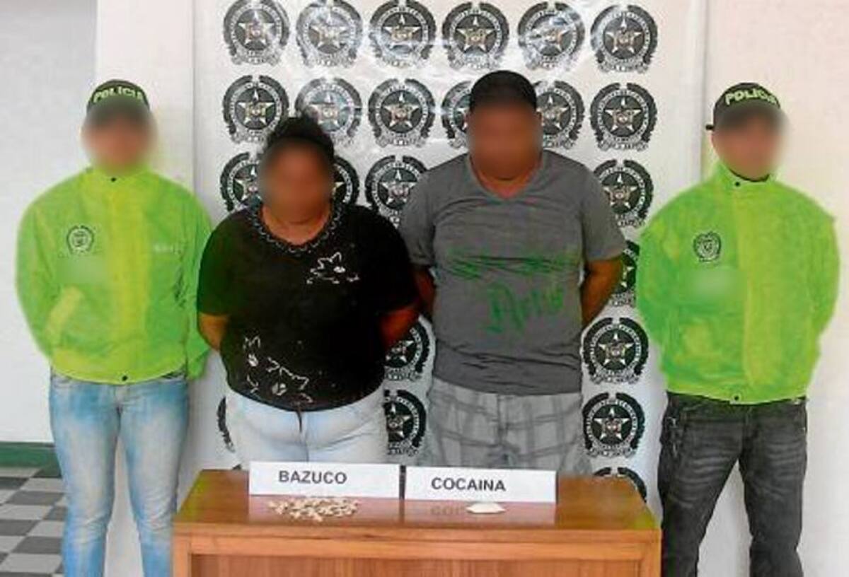 Se logró la incautación de 320 Gramos de Marihuana, 378 dosis de Base de Coca y 2 armas de fuego; un revolver con 5 cartuchos, calibre 38mm y una pistola con un proveedor con 10 cartuchos, calibre 7.65 mm. CORTESÍA