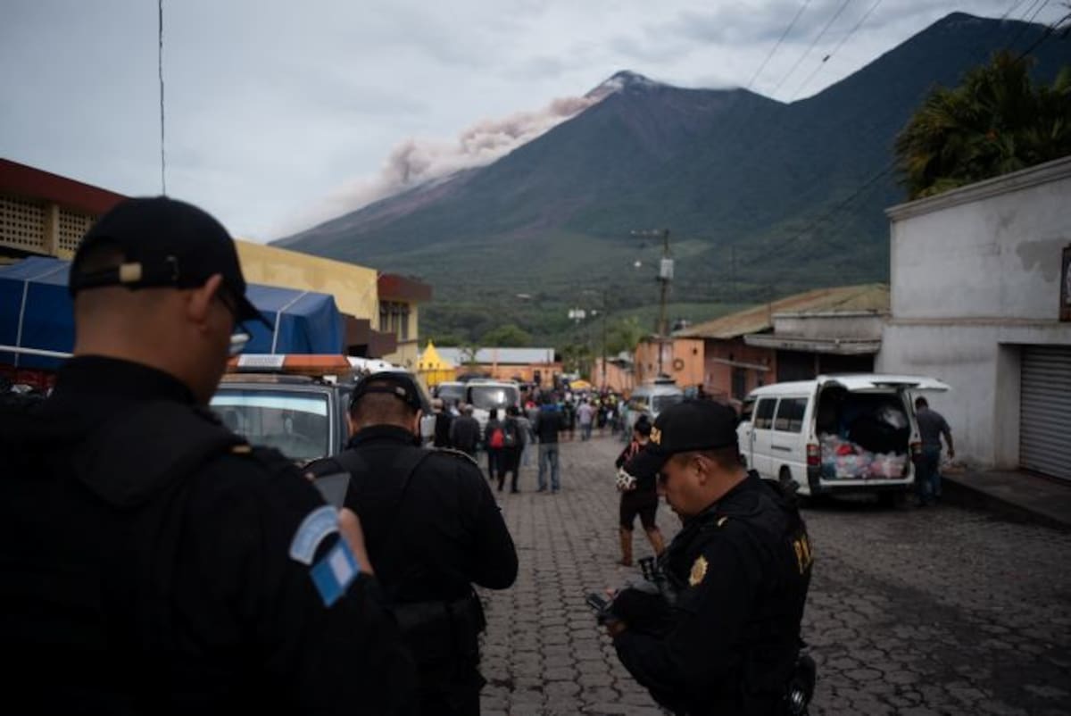 Miembros de la Policía Nacional Civil guatemalteca reportan que el Volcán de Fuego produce hoy un lahar sobre el lado afectado por la erupción del pasado domingo 3 de junio. EFE Santiago Billy