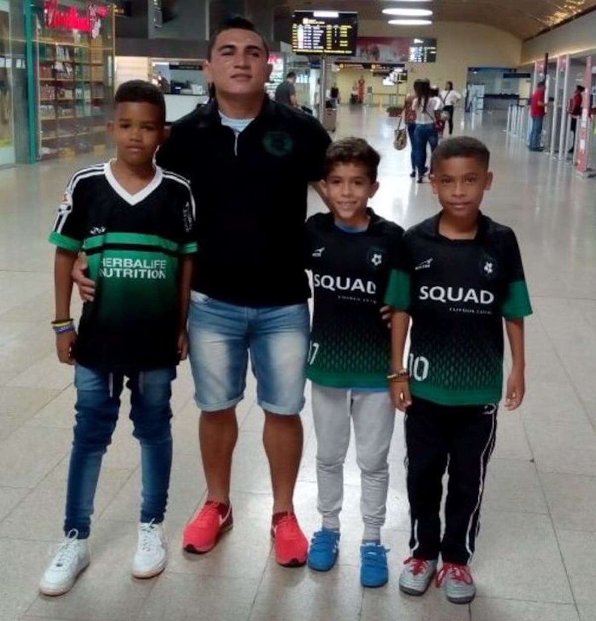 Jugadores que recientemente viajaron a Cali para vincularse a Boca Juniors. De izquierda a derecha: Rónald Pérez Cantillo, el entrenador Yeison Marbello Lora o ‘El Indio’; Samuel Argüello Ahumada Lucas Zúñiga Agámez.