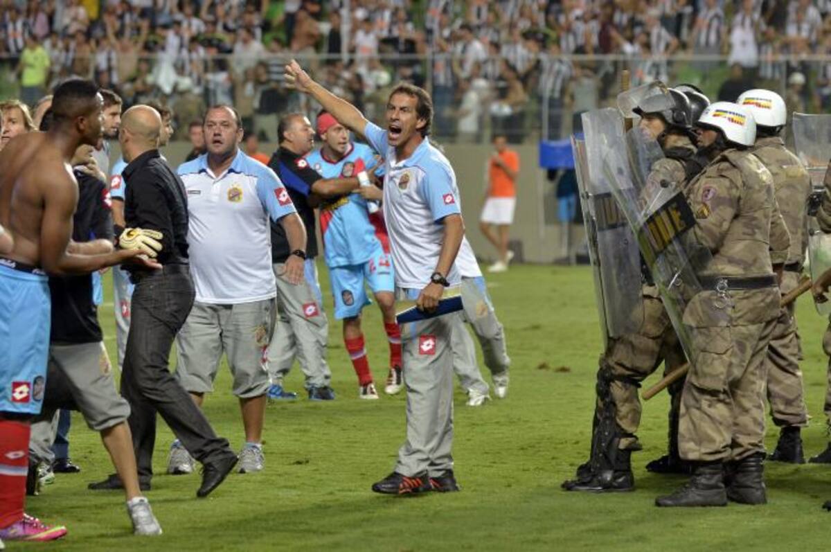 El incidente es el último de una serie de episodios de violencia durante la Copa Libertadores de América. AP