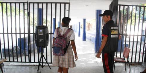 Llegaron los aseadores a los colegios, pero faltan insumos