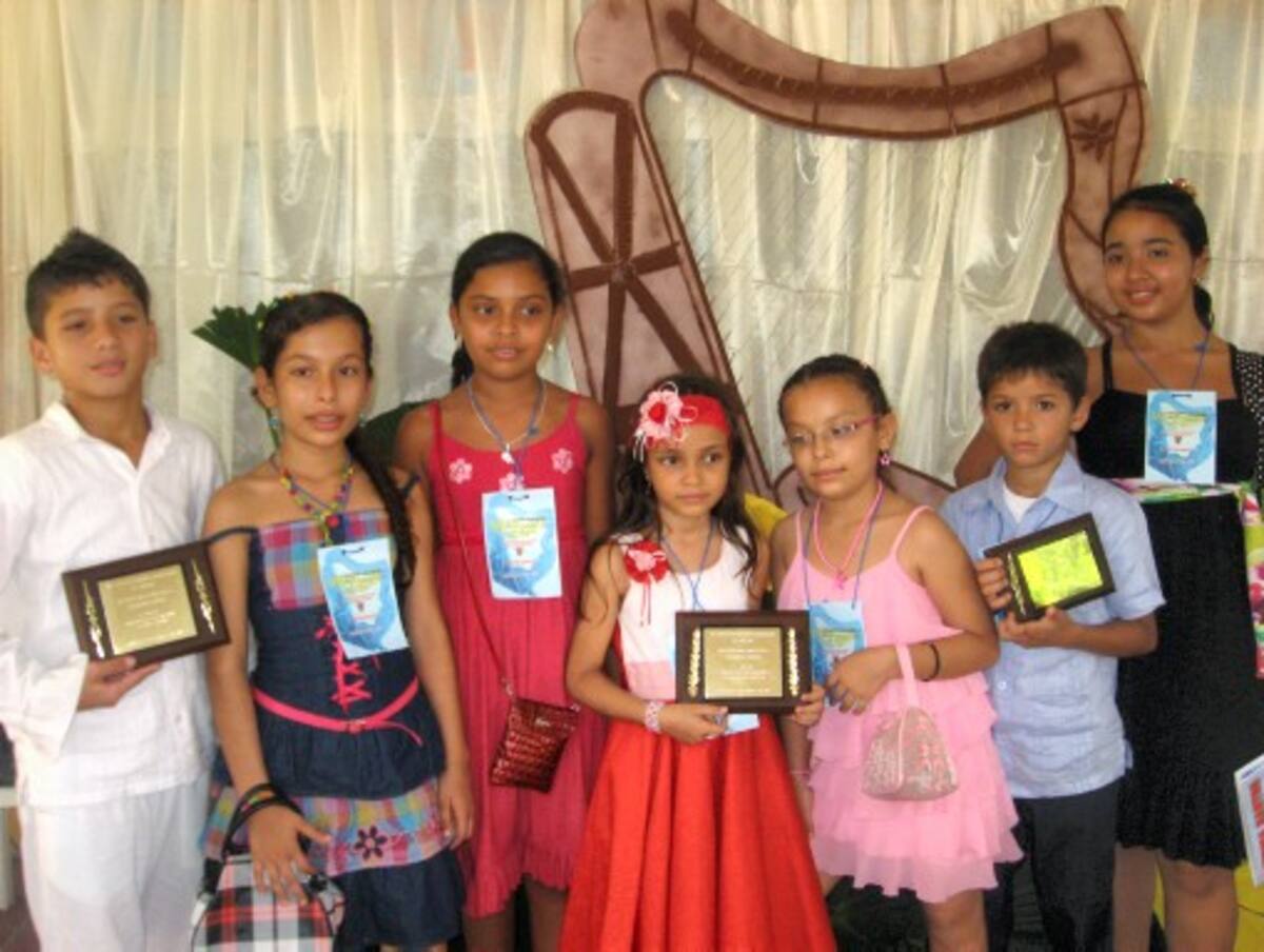 Ganadores en el VII Encuentro estudiantil de poetas y declamadores.