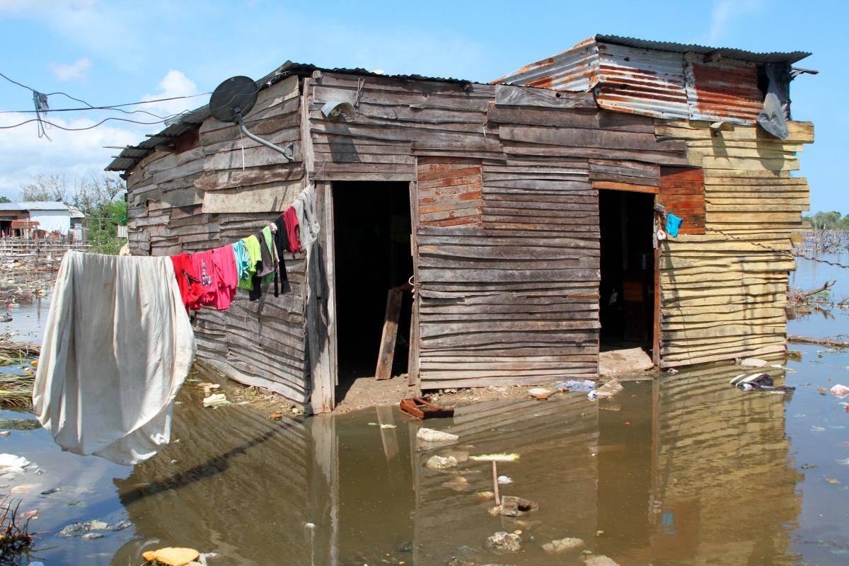 Esta era la humilde vivienda en que residía hasta el 2020 la mujer junto a sus hijas, sus padres y su hermano.