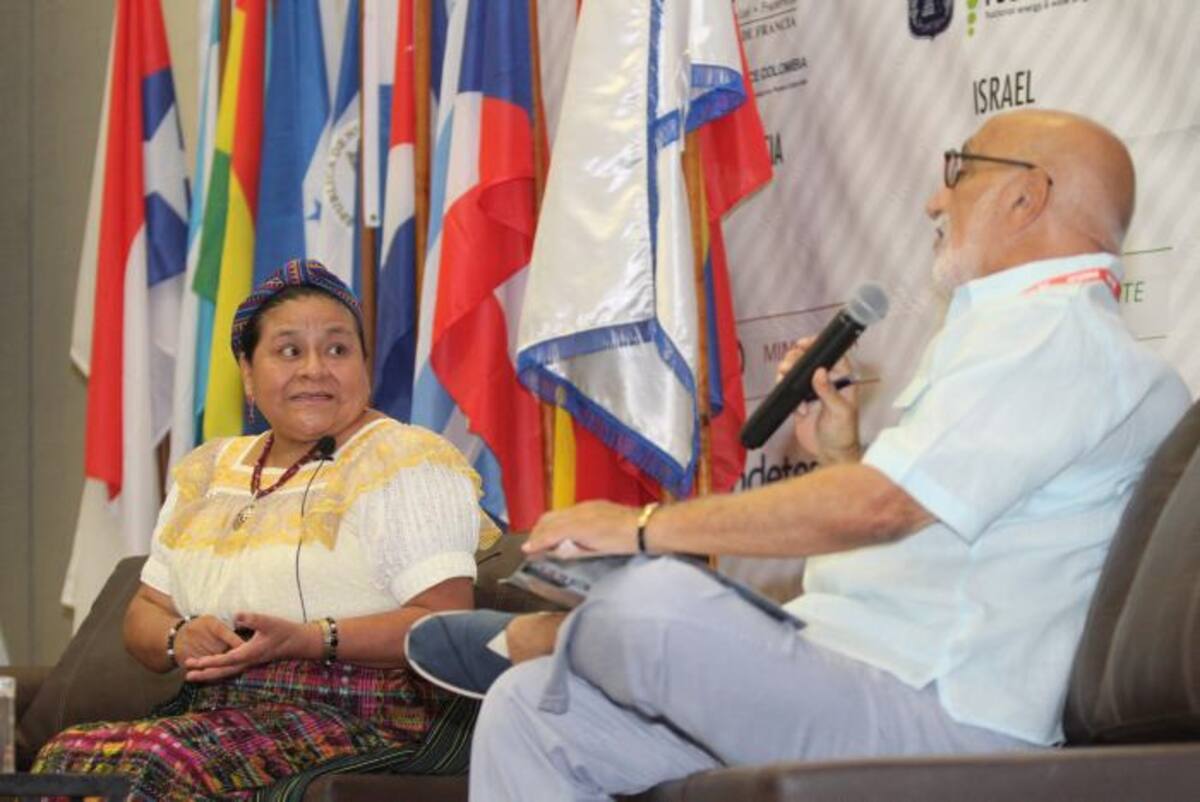 Rigoberta Menchú, Premio Nobel de Paz, durante conversatorio moderado por el periodista Juan Gossaín. LUIS APARICIO - EL UNIVERSAL