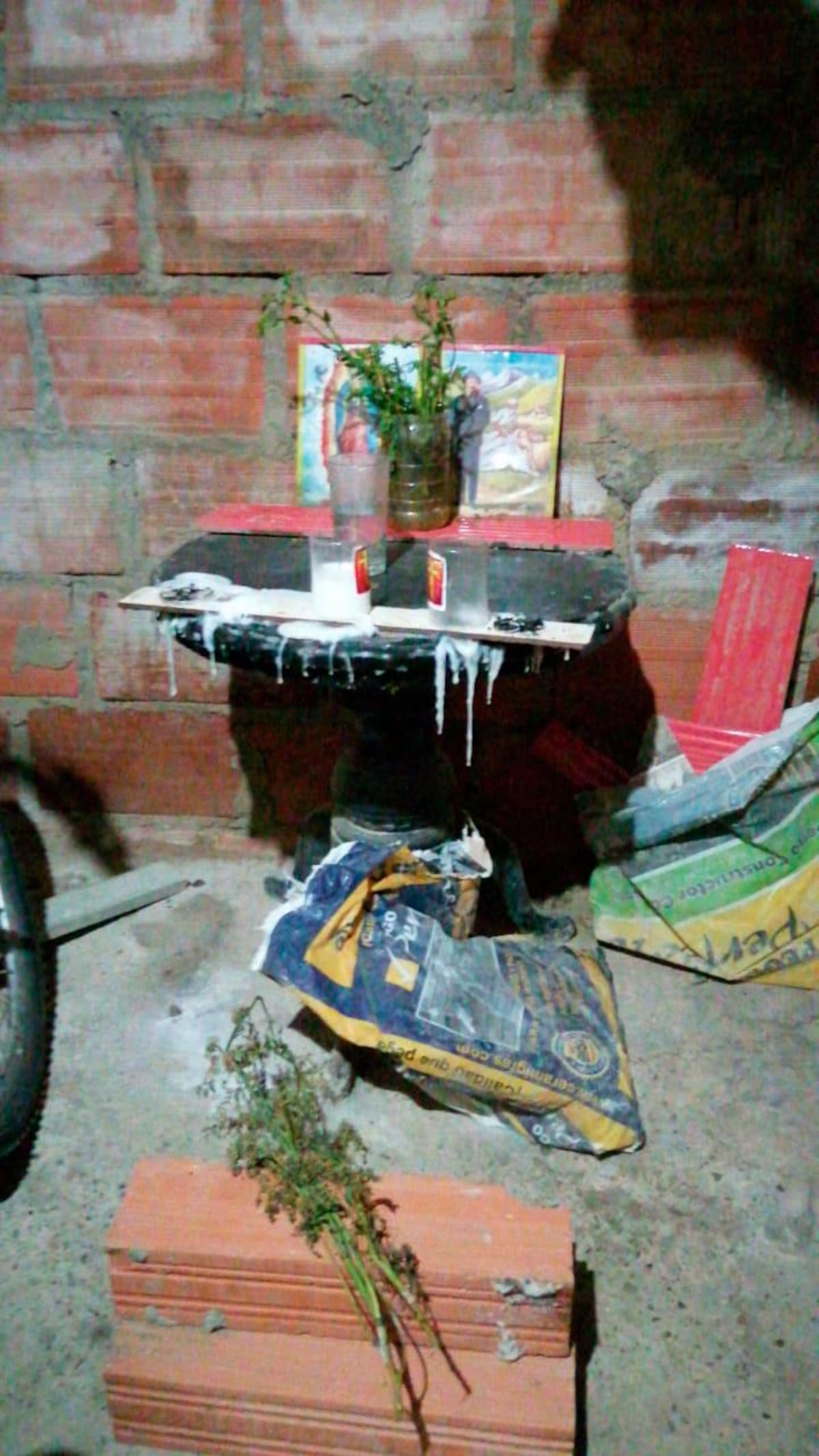 La Policía asegura que en una casa en el sector El Tabú, en Olaya, encontraron tres altares de magia negra.