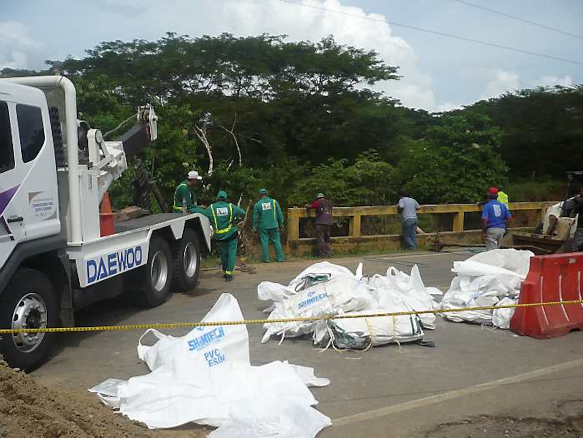 La empresa Autopista del Sol trabajaba ayer en el retiro de la basura que taponaba al puente Molinero. FOTO RUBEN DARIO ALVAREZ -ELUNIVERSAL