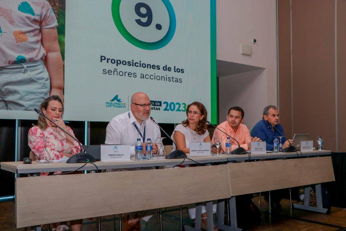 Manuel V. Barrera (centro), gerente de Acuacar, en la Asamblea de Accionistas. A su izquierda, Diana Villalba, secretaria de Hacienda. //Cortesía