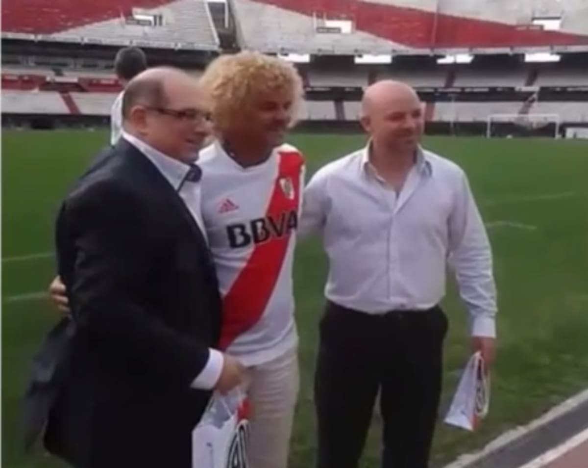 Carlos 'Pibe' Valderrama con la camiseta de River Plate.