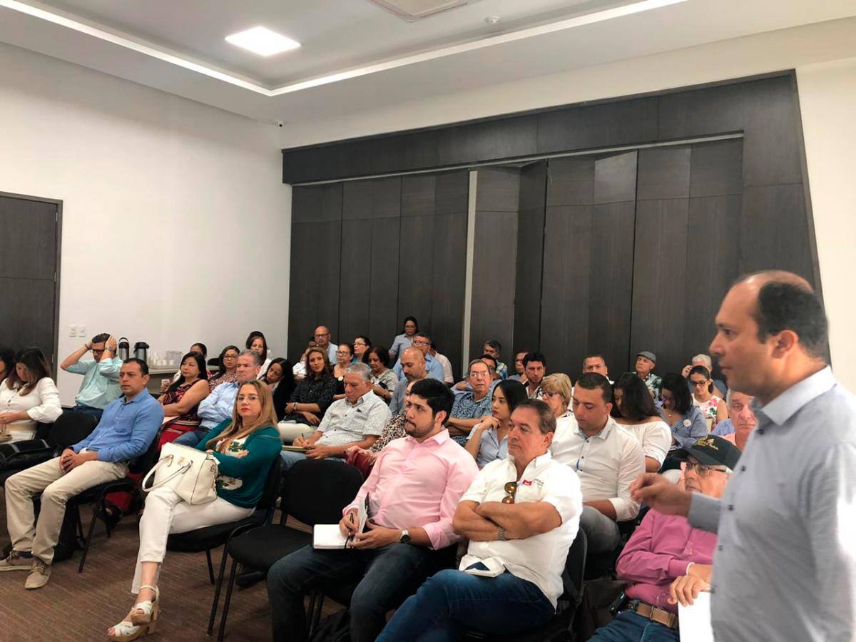 Néstor Castro Castañeda, gerente de Corvivienda, primero a la derecha, en el conversatorio de la SCA Bolívar. // CORTESÍA