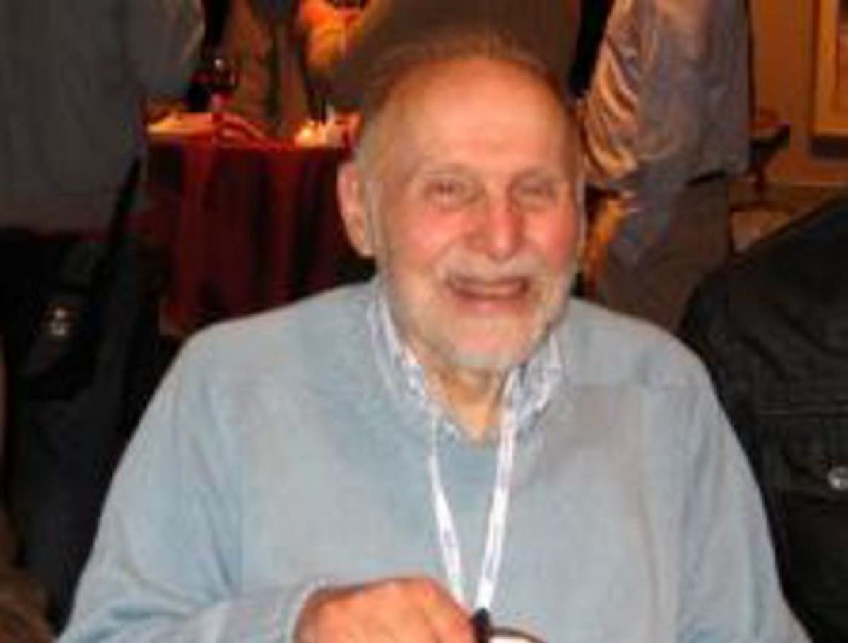 Arthur Ashkin, ganador del Nobel de Física, desarrolló "pinzas ópticas" que pueden atrapar partículas diminutas como virus sin dañarlos. Internet