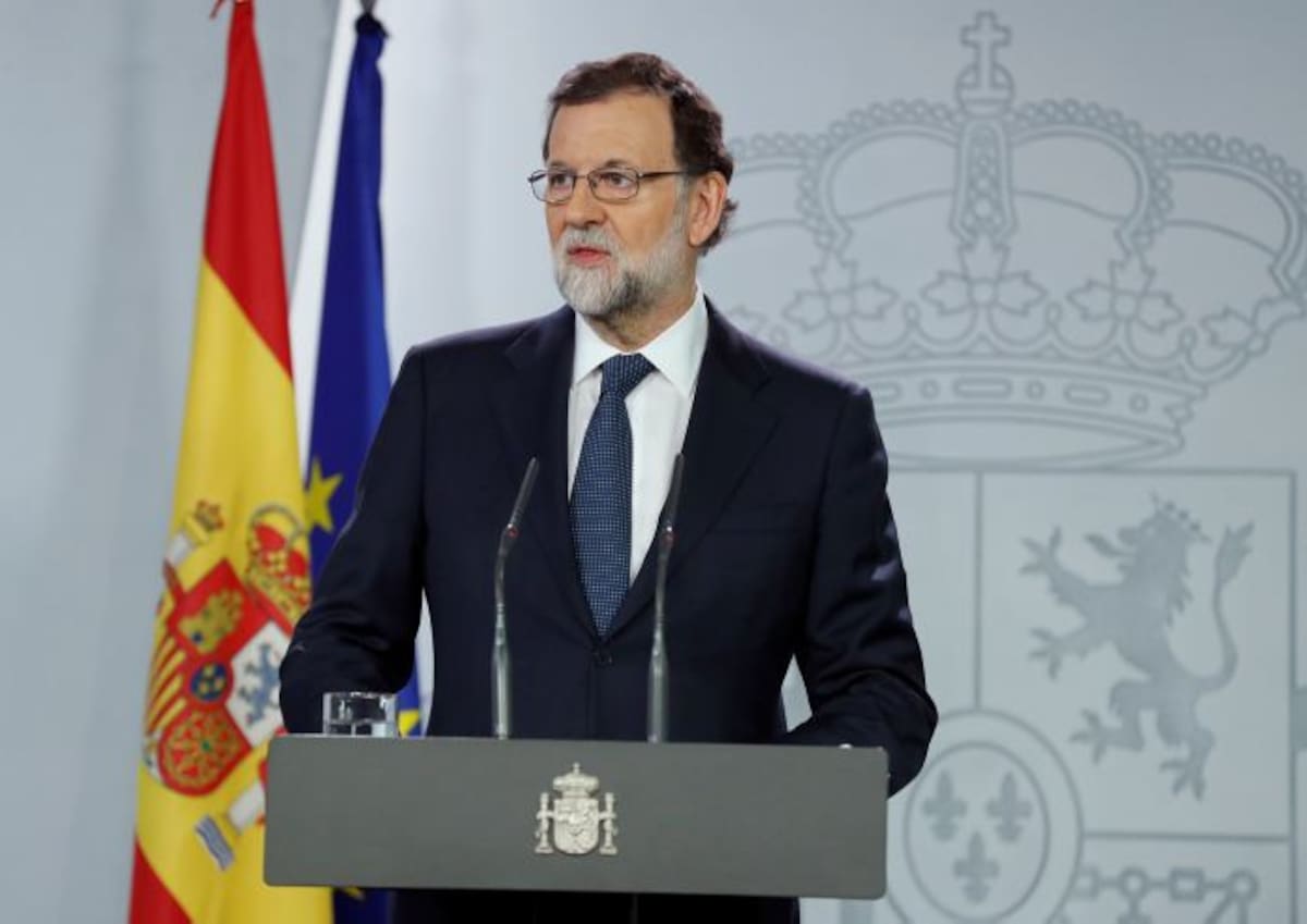 El presidente del Gobierno, Mariano Rajoy, durante su comparecencia ante los medios tras la reunión extraordinaria del Consejo de Ministros, celebrado hoy en el Palacio de La Moncloa, en la que ha anunciado que el Gobierno requirió hoy formalmente al presidente del Gobierno de Cataluña si su presidente, Carles Puigdemont, declaró ayer la independencia durante una sesión parlamentaria, antes de decidir si toma medidas legales. EFE ANGEL DIAZ