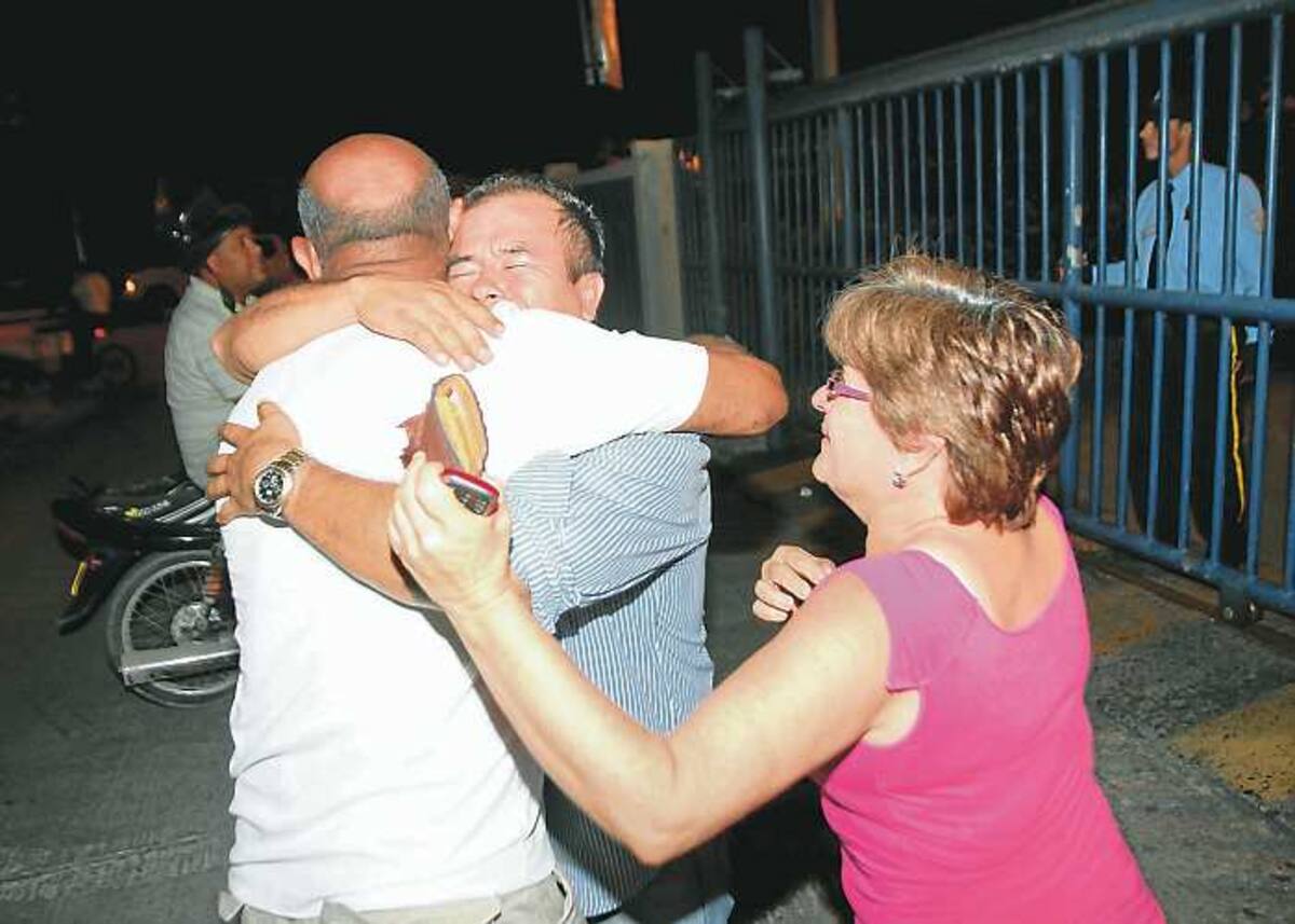 Ramón Rodríguez, padre de la menor, se abraza con sus familiares al comprobar que su hija se encuentra en buen estado de salud.