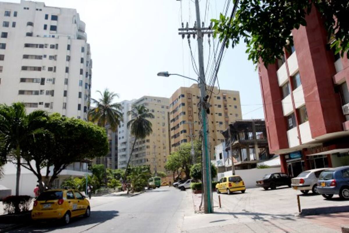 Los postes y el cableado de El Laguito son tan viejos como el barrio mismo. Oscar Díaz