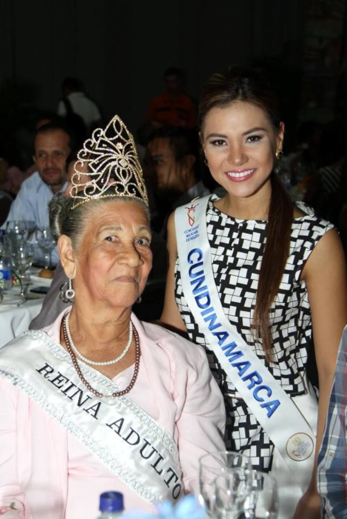 Vilma Guerrero Ortiz, reina del programa de adultos de la Alcaldía y la representante de Cundinamarca, Maribel Mendoza.