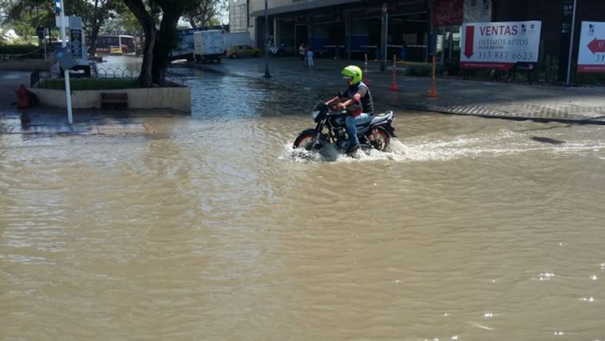 El fuerte oleaje mantiene a la avenida Malecón, en Bocagrande, inundada. Julio Castaño - El Universal