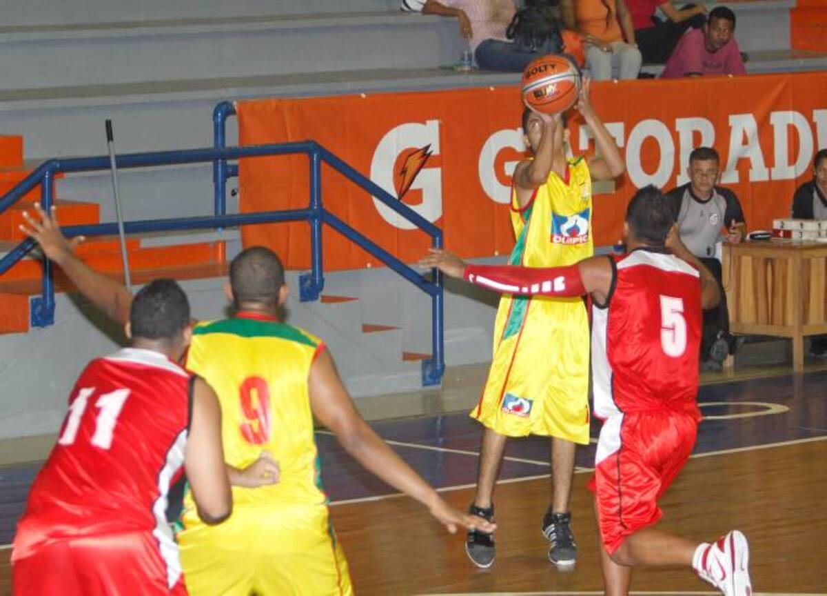 Gianluca Barandica, de Petroleros, lanza al aro de Caimanes en el juego de anoche. Julio Castaño-El Universal