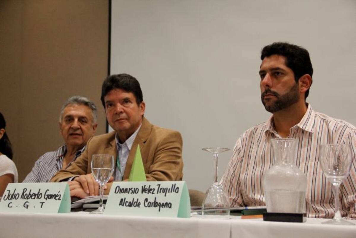 El ministro Luis Eduardo Garzón, el presidente de la CGT, Julio Gómez Esguerra, y el alcalde Dionisio Vélez durante la instalación del evento. Lorena Henríquez.